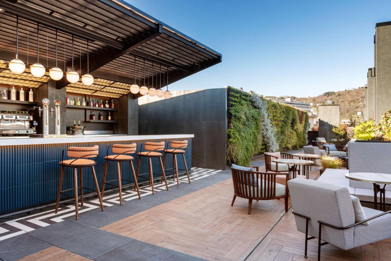 Hotel Radisson Collection Bilbao Esterno foto The rooftop bar at the hotel