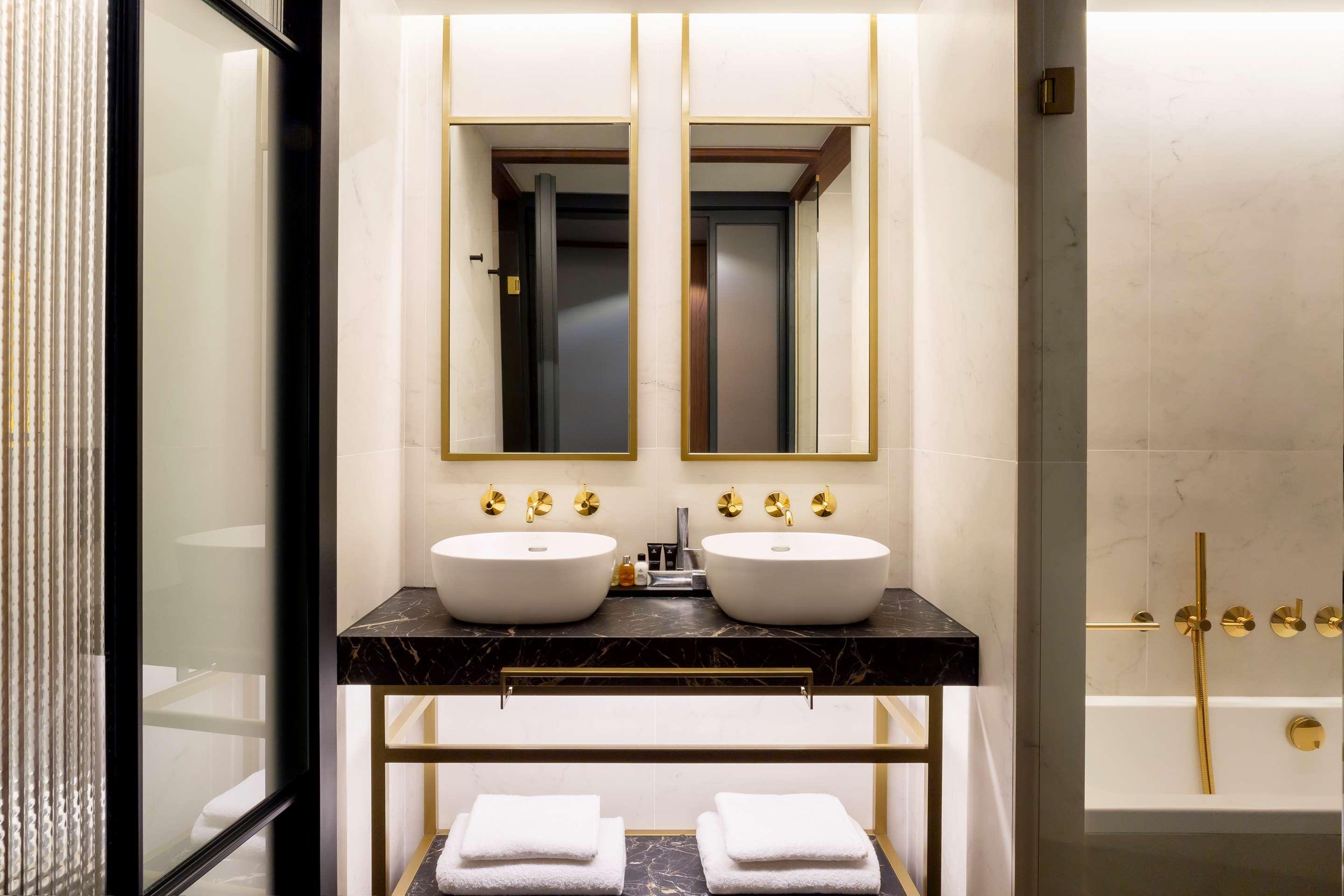 Hotel Radisson Collection Bilbao Esterno foto Bathroom