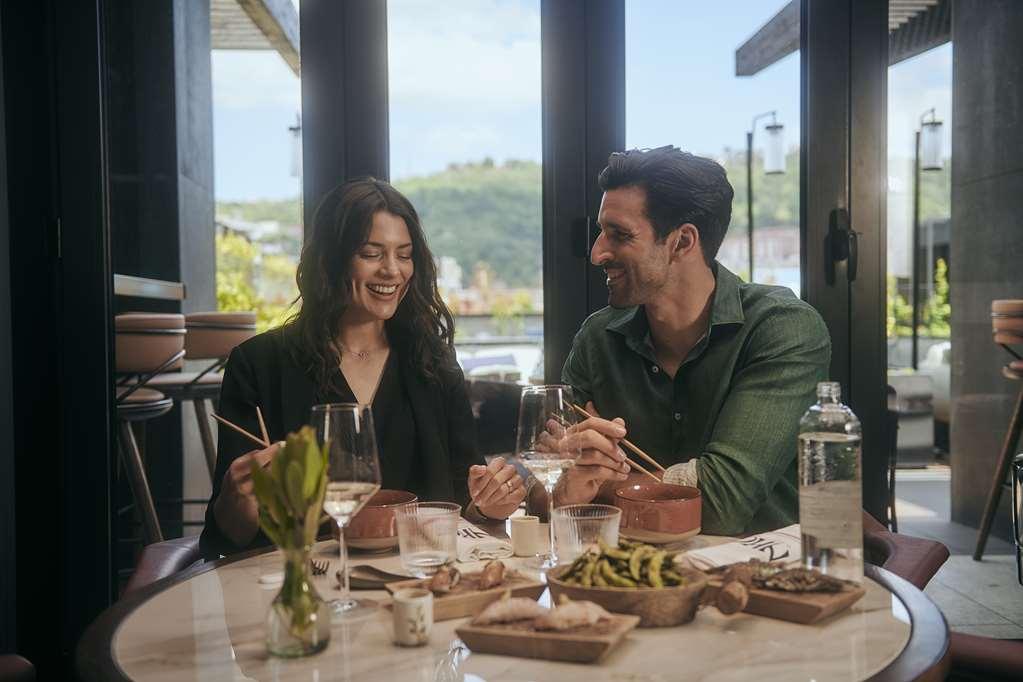 Hotel Radisson Collection Bilbao Ristorante foto A couple dining at a restaurant