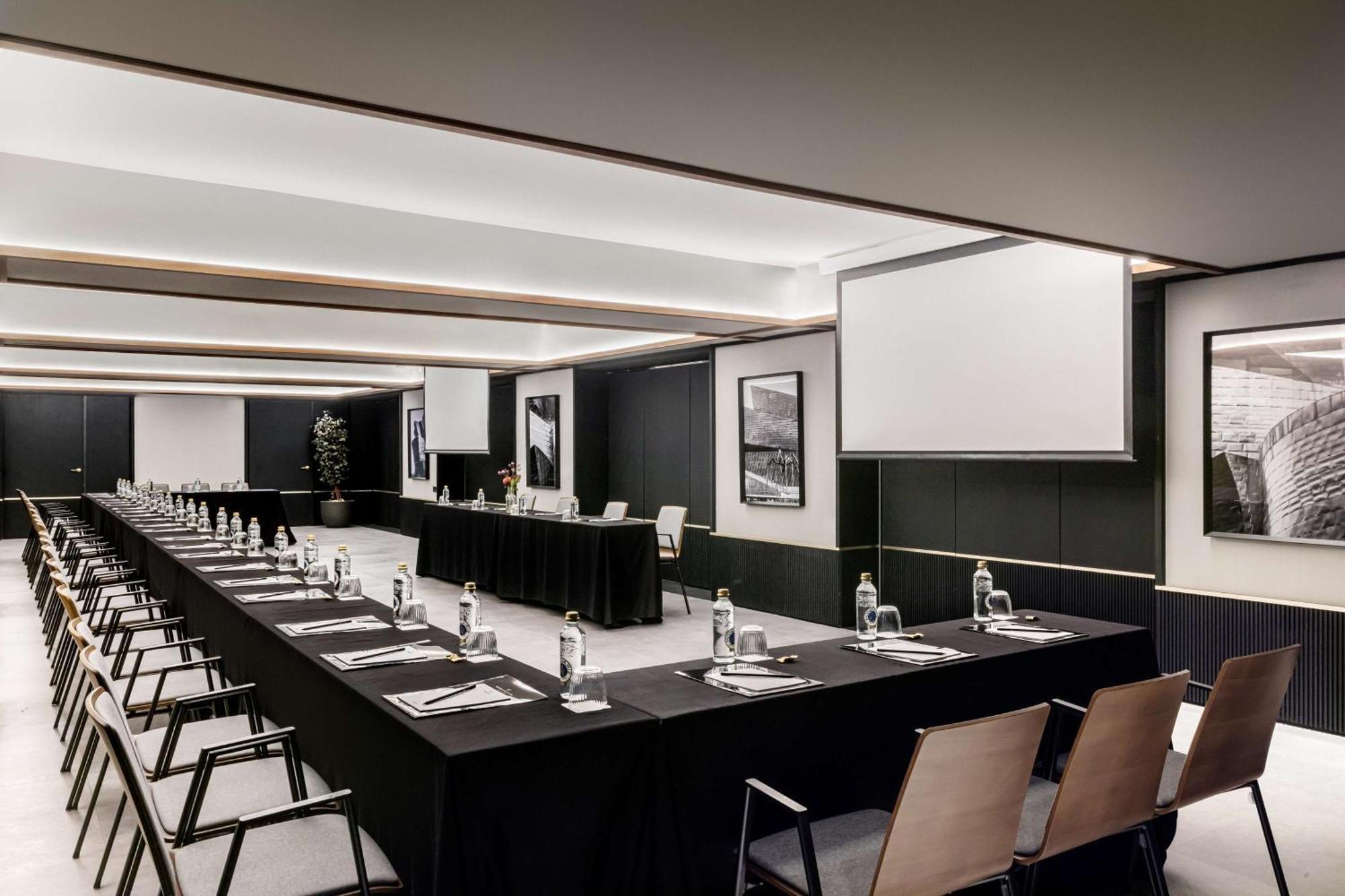 Hotel Radisson Collection Bilbao Esterno foto The meeting room